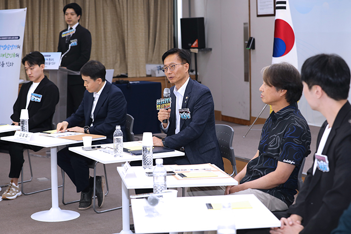 김용선 지식재산처장이 지난 17일 오후 서울 강남구 한국지식재산센터를 찾아 지식재산(IP) 기반 청년 창업발명가들과 함께 IP 기반 창업 생태계 발전 방향을 모색하기 위한 현장소통 간담회를 하고 있다.(사진=저작권자(c) 연합뉴스, 무단 전재-재배포 금지)