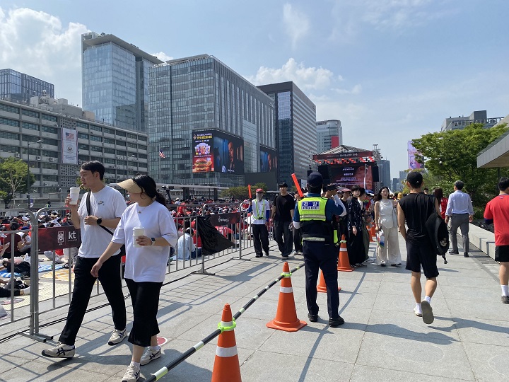 보행 안전 통제 장면(본인 촬영)