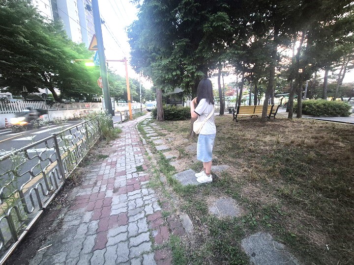 어린이 안전히어로즈로서 학교 주변을 꼼꼼히 살피는 자녀. (본인 촬영)