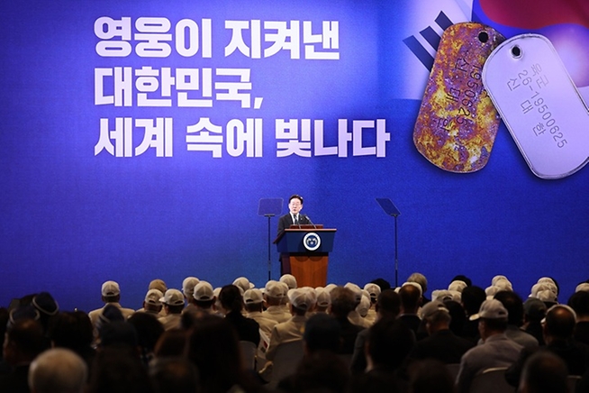이 대통령 "강력한 국방력으로 평화의 한반도 반드시 만들어 낼 것"