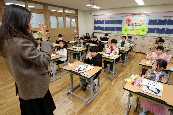 대구 달서구 장동초등학교에서 입학식을 마친 1학년 신입생들이 교실로 이동해 담임 선생님과 인사 나누고 있다. 2026.3.3. (ⓒ뉴스1, 무단 전재-재배포 금지)