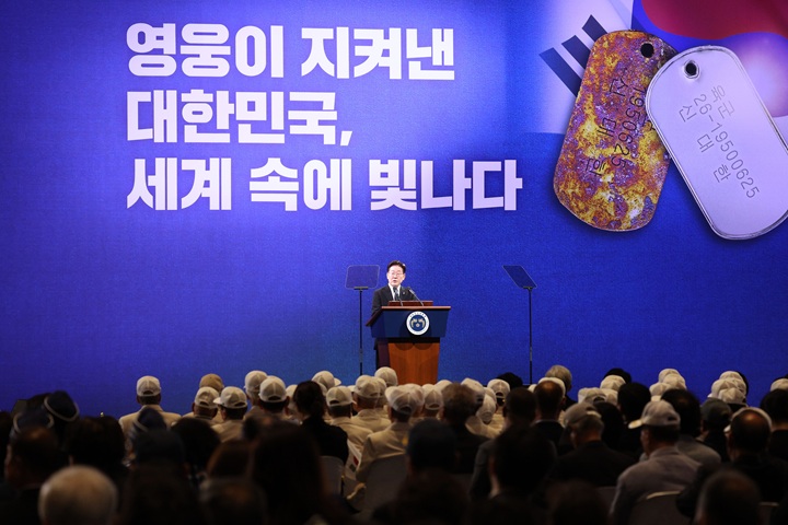 이재명 대통령이 25일 경기 수원 영통구 수원컨벤션센터에서 열린 6·25 전쟁 제76주년 기념식에서 기념사를 하고 있다. (청와대통신사진기자단) 2026.6.25(ⓒ뉴스1, 무단 전재-재배포 금지)