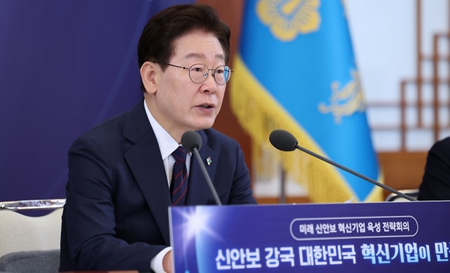 이 대통령 "2030년까지 기업 가치 1조 원 이상 신안보 기업 5개 육성"