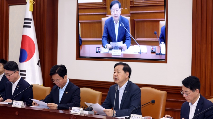구윤철 경제부총리 겸 재정경제부 장관이 26일 오전 서울 종로구 세종대로 정부서울청사에서 열린 비상경제본부 희의 겸 경제관계장관회의 겸 민생물가 특별관리 관계장관 TF에서 모두 발언을 하고 있다. 이날 회의에서 참석자들은 7차 석유 최고가격 지정(안) 등을 논의했다. 2026.6.26 (ⓒ뉴스1, 무단 전재-재배포 금지)