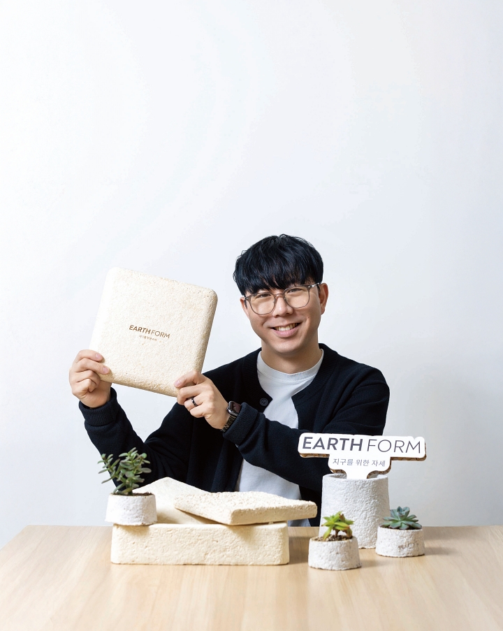 버섯균사체와 농어업 부산물을 활용해 친환경 포장재와 완충재를 만드는 '어스폼' 정성일 대표. 사진 C영상미디어