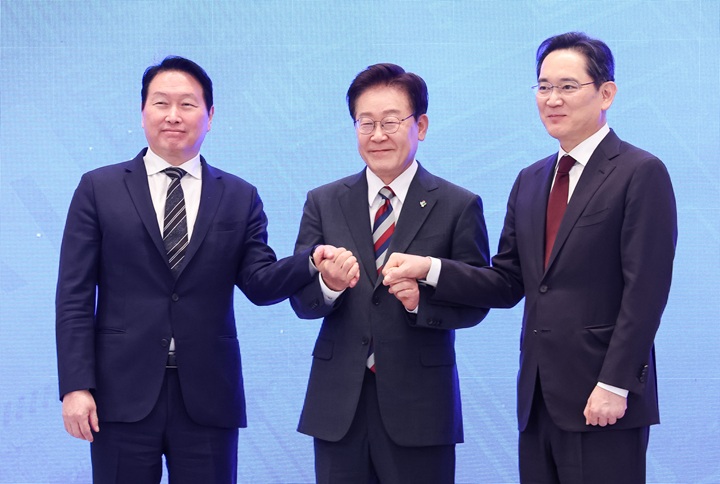 이재명 대통령과 이재용 삼성전자 회장, 최태원 SK그룹 회장이 29일 청와대에서 열린 3대 메가프로젝트 국민보고회에서 기업 투자 발표 후 손을 잡고 있다. 2026.6.29(사진=저작권자(c) 연합뉴스, 무단 전재-재배포 금지)