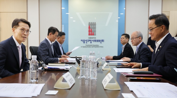 김진오 저출산고령사회위원회 부위원장이 29일 서울 종로구 정부서울청사에서 열린 가족(청년) 관계ㆍ소통 역량 지원방안 관계부처 회의에서 발언하고 있다. 2026.6.29. (ⓒ연합, 무단 전재-재배포 금지)