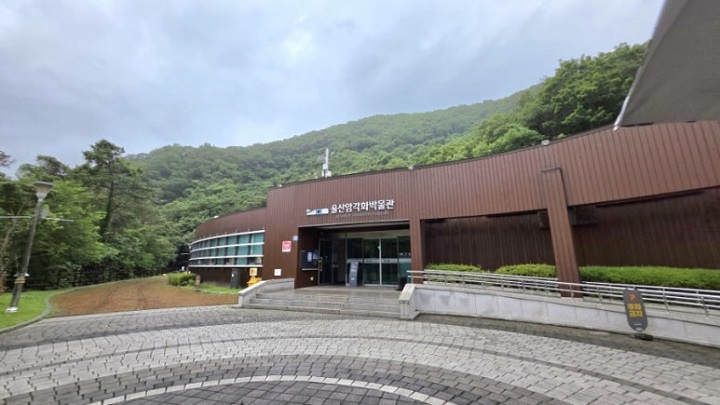여름 휴가 중 울산암각화박물관에 들렀다. 본인 촬영