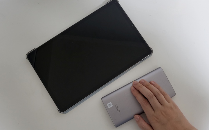 나는 평소 보조배터리와 태블릿PC, 노트북과 핸드폰을 모두 가지고 다닌다. 휴대용 전자기기의 배터리는 대부분 160Wh 이하이기에 반입 가능하다.(본인촬영)