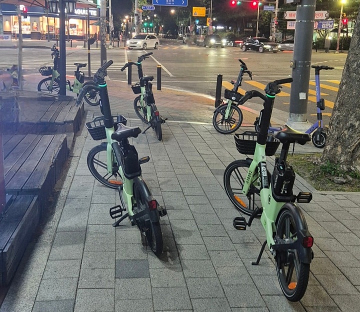 지하철 역사 근처에 전동킥보드와 전기자전거가 세워져 있다. (본인촬영)
