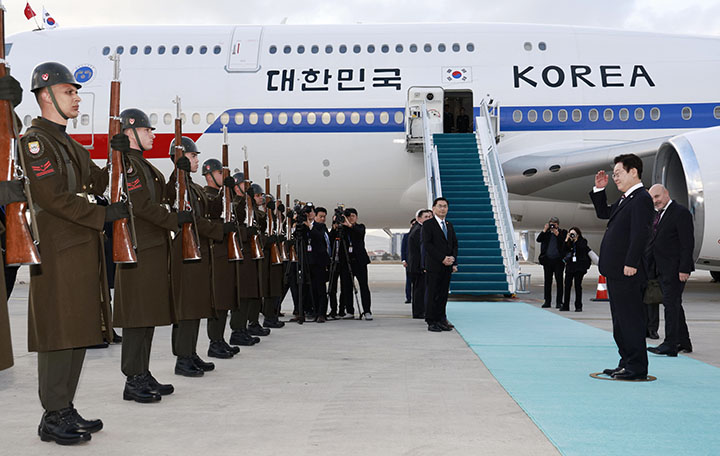 튀르키예 국빈 방문 일정을 마친 이재명 대통령이 앙카라 에센보아 국제공항에서 튀르키예 의장대로부터 경례를 받고 있다. 2025.11.25.(사진=저작권자(c) 연합뉴스, 무단 전재-재배포 금지)