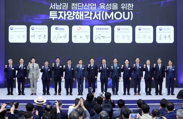 이재명 대통령이 30일 광주 김대중 컨벤션센터에서 열린 서남권 첨단산업 발전비전 국민보고회에서 서남권 첨단산업 육성을 위한 투자양해각서를 마친 참석자들과 기념촬영을 하고 있다. 2026.6.30 (ⓒ뉴스1, 청와대통신사진기자단, 무단 전재-재배포 금지)