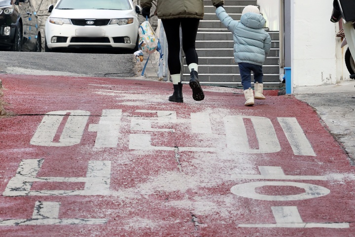 서울시내 한 어린이집에서 한 어린이가 등원하고 있다. 2025.2.11 (ⓒ뉴스1, 무단 전재-재배포 금지)