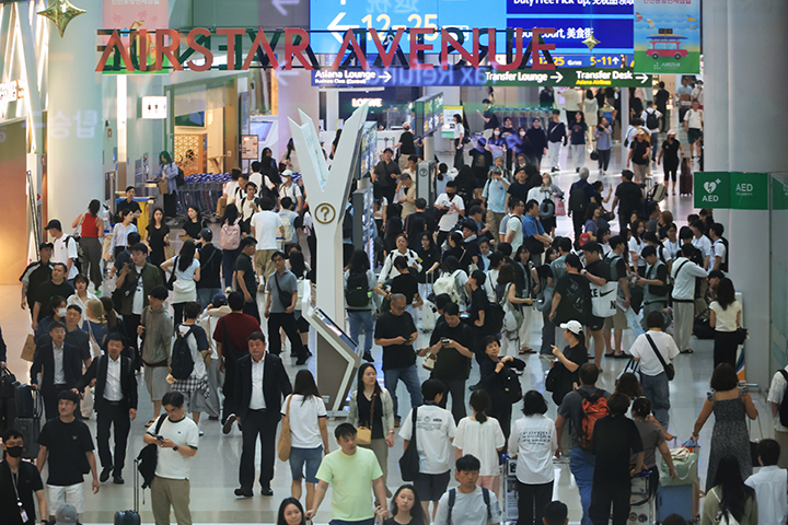 본격적인 여름휴가철에 접어든 23일 인천국제공항 면세점이 해외로 떠나는 여행객 등으로 붐비고 있다. 2025.7.23 (사진=저작권자(c) 연합뉴스, 무단 전재-재배포 금지)