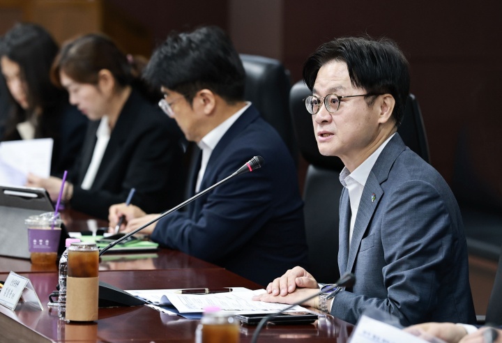 김정관 산업통상부 장관이 1일 오전 서울 종로구 한국무역보험공사에서 유럽연합(EU)이 우리나라 전용 무관세 수입 철강 쿼터를 절반 가까이 줄이기로 한 것에 대한 대응 방안 마련을 위해 '철강업계 긴급 간담회'를 주재하고 있다. 2026.7.1 (ⓒ뉴스1, 산업통상부 제공, 무단 전재-재배포 금지)