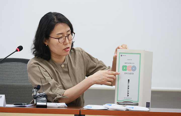 조민경 성평등가족부 성평등정책관이 2일(목) 오전 정부서울청사에서 6일(월)부터 전국 12개 시범지역 공공시설에서 시작하는 공공생리대 수동지급기 실물을 시연하며 지원 서비스에 대해 설명하고 있다. 2026.7.2 (사진=성평등가족부)