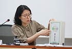 조민경 성평등가족부 성평등정책관이 2일(목) 오전 정부서울청사에서 6일(월)부터 전국 12개 시범지역 공공시설에서 시작하는 공공생리대 수동지급기 실물을 시연하며 지원 서비스에 대해 설명하고 있다. 2026.7.2 (사진=성평등가족부)