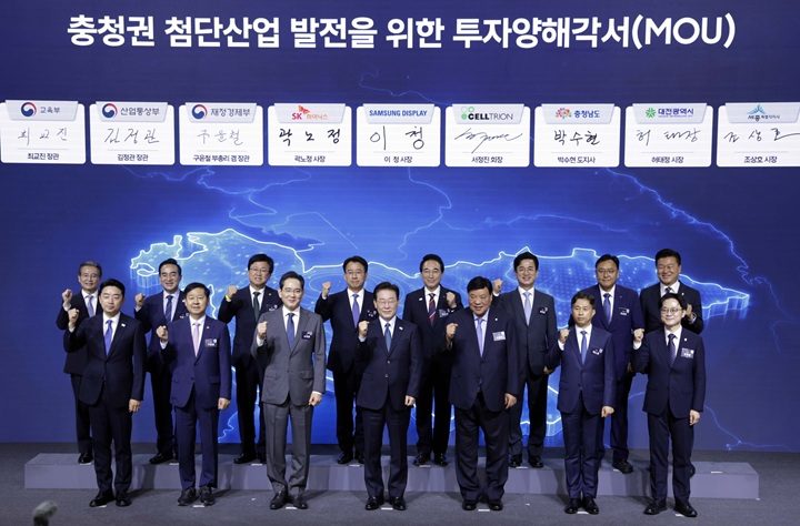 이재명 대통령이 2일 충남 아산에서 열린 충청권 첨단산업 발전비전 국민보고회에서 충청권 첨단산업 발전을 위한 투자양해각서를 체결한 후 기념촬영을 하고 있다. 2026.7.2 (ⓒ뉴스1, 무단 전재-재배포 금지)