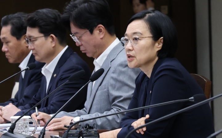 한성숙 국무총리가 2일 세종시 정부세종청사에서 열린 비상경제점검회의를 주재하며 발언하고 있다. 2026.7.2. (ⓒ뉴스1, 무단 전재-재배포 금지)
