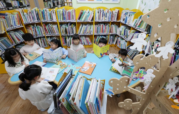 경기 수원시 영통구 효동초등학교에서 1학년 학생들이 독서를 하고 있다. 2025.4.22. (ⓒ뉴스1, 무단 전재-재배포 금지)