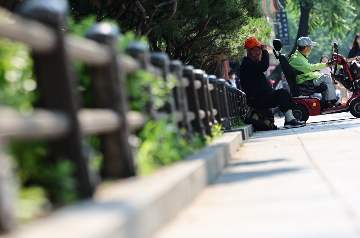 서울 종로구 탑골공원에서 어르신들이 휴식을 취하고 있다. 2025.5.27 서울 종로구 탑골공원에서 어르신들이 휴식을 취하고 있다. 2025.5.27