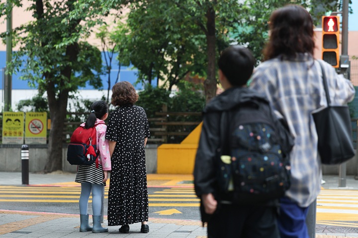 서울의 한 초등학교로 학생들이 등교하고 있다.2025.5.16.(ⓒ뉴스1, 무단 전재-재배포 금지)