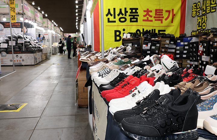 중소기업과 소상공인들의 판로 개척 및 지역경제 활성화를 위해 5일 경기도 일산 킨텍스에서 열린 '2026 우수중소기업 & 농특산품박람회'에 참가업체 제품들이 전시돼 있다. 2026.3.5 (사진=저작권자(c) 연합뉴스, 무단 전재-재배포 금지)