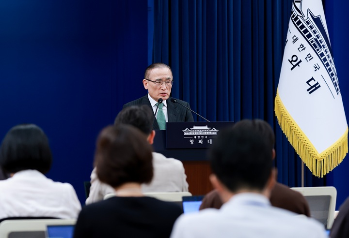위성락 국가안보실장이 3일 청와대 춘추관 기자회견장에서 이재명 대통령의 북대서양조약기구(NATO·나토) 정상회의 참석 및 몽골 국빈 방문 관련 사전 브리핑을 하고 있다. 2026.7.3(사진=저작권자(c) 연합뉴스, 무단 전재-재배포 금지)