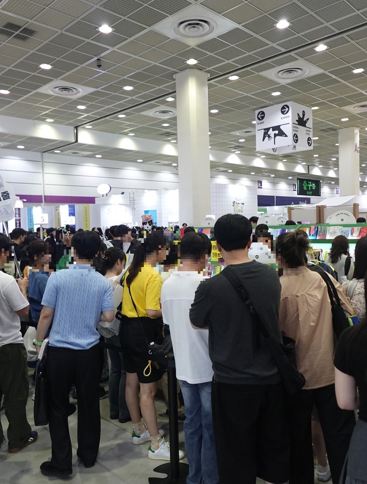 인기 출판사 부스 앞에 길게 이어진 대기 줄이 서울국제도서전의 뜨거운 열기를 보여준다. (본인 촬영)