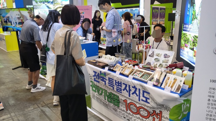 관광기념품을 구경하고 있는 관람객이 있다. (본인촬영)