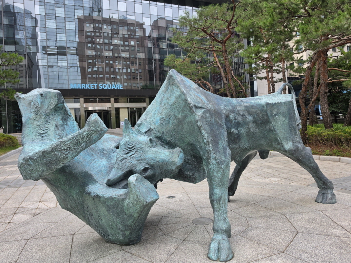주가 상승, 하락의 상징 소와 곰의 상.
