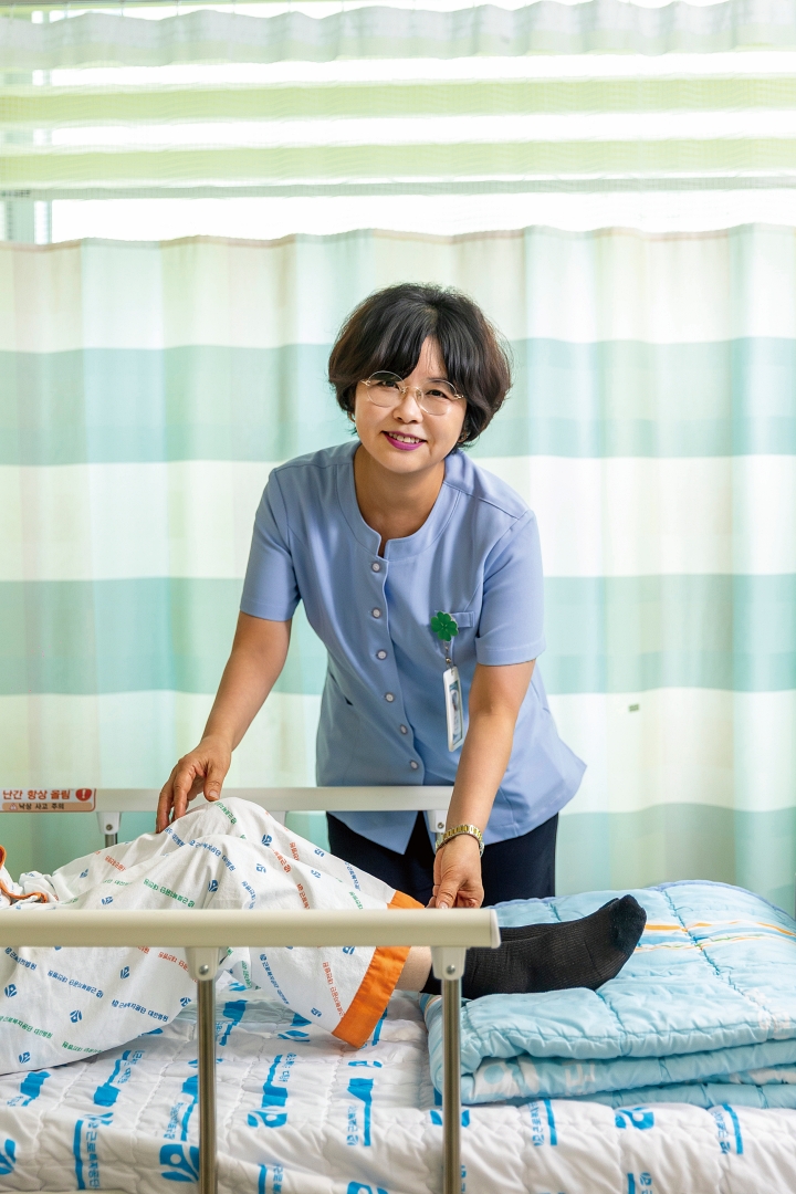 34년간 근로복지공단 대전병원에서 산재 환자 간호를 맡아온 김시영 간호사는 