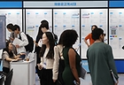 지난 1일 서울 강남구 코엑스에서 열린 글로벌 채용박람회 에서 '2026 글로벌 탤런트 페어'에서 구직자들이 채용 공고 게시대를 살펴보고 있다.(사진=저작권자(c) 연합뉴스, 무단 전재-재배포 금지)