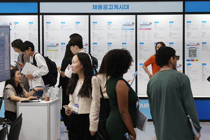 지난 1일 서울 강남구 코엑스에서 열린 글로벌 채용박람회 에서 '2026 글로벌 탤런트 페어'에서 구직자들이 채용 공고 게시대를 살펴보고 있다.(사진=저작권자(c) 연합뉴스, 무단 전재-재배포 금지)
