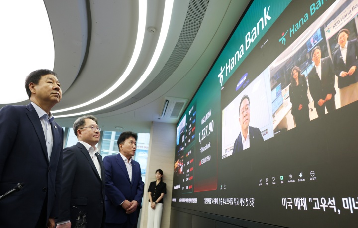 구윤철 경제부총리 겸 재정경제부 장관과 권민수 한국은행 부총재보, 함영주 하나금융 회장이 6일 오전 서울 중구 하나은행 딜링룸을 방문해 삼성전자 재경팀, 하나은행 런던 지점과 화상으로 외환시장 24시간 거래와 관련한 대화를 나누고 있다. 2026.7.6 (ⓒ뉴스1, 공동취재, 무단 전재-재배포 금지)