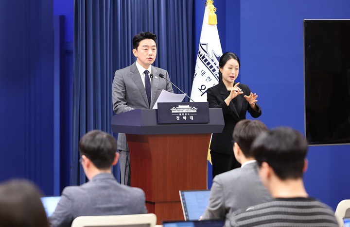강훈식 대통령 비서실장이 6일 청와대 춘추관에서 메가프로젝트 민관합동 점검회의 결과를 브리핑하고 있다. 2026.7.6(ⓒ뉴스1, 무단 전재-재배포 금지)