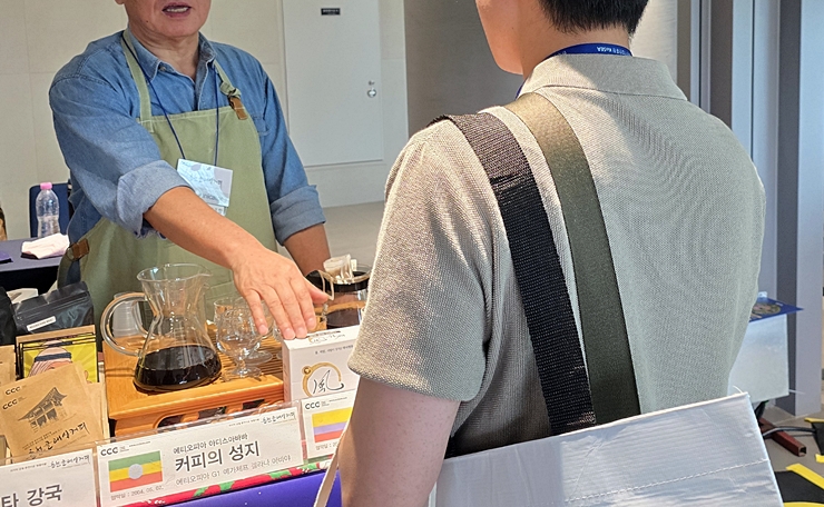 부스에서 관람객에게 직접 핸드드립 커피를 설명하고 있다. <본인촬영>