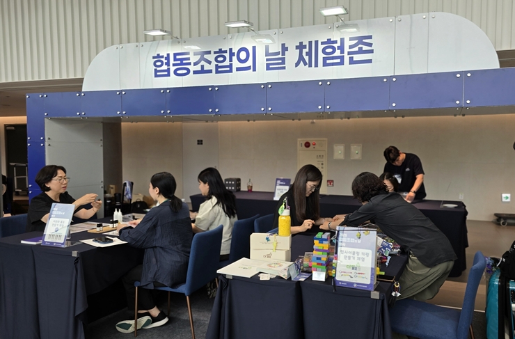 관람객들이 체험존에서 만드는 체험을 하고 있다. <본인촬영>