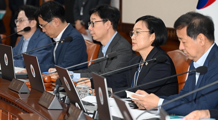 한성숙 국무총리가 7일 서울 종로구 정부서울청사에서 열린 국무회의에서 모두발언을 하고 있다. 2026.7.7 (ⓒ뉴스1, 공동취재, 무단 전재-재배포 금지)