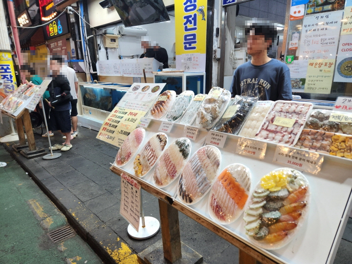 서귀포매일올레시장 포장 전문 횟집 앞. 제주산 활어회를 비롯한 다양한 수산물을 즉석에서 구매할 수 있어 관광객들에게 인기가 높다. (본인 촬영)