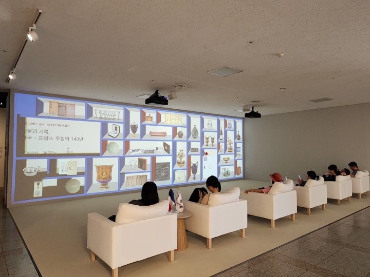 전시실 입구 영상 공간에서 관람객들이 한불 수교 140년의 주요 기록과 유물을 영상으로 살펴보고 있다. (본인 촬영)