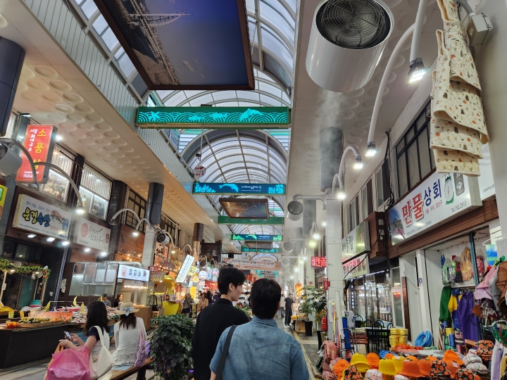 저녁 시간이 되자 활기를 띠기 시작한 서귀포매일올레시장. 먹거리와 쇼핑을 즐기려는 관광객들의 발길이 이어지고 있다. (본인 촬영)