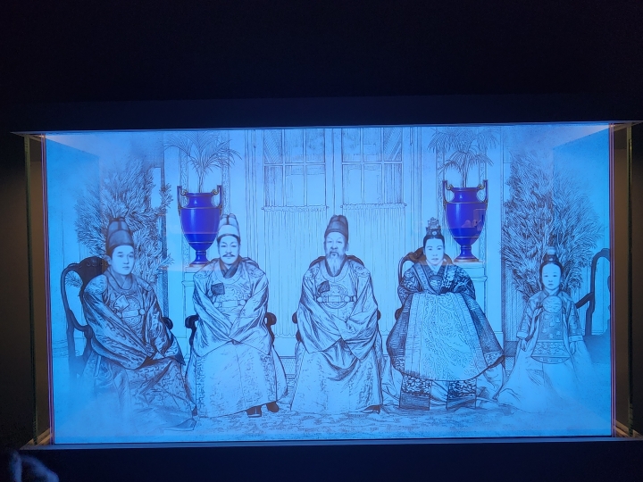 고종 황제와 왕실 가족 사진의 배경에 등장하는 도자기 두 점을 디지털로 재현한 영상. (본인 촬영)