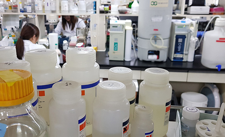 경기 성남시의 제약 벤처기업에서 연구원이 제품 개발과 관련된 작업을 하고 있다. 2019.2.27 (사진=저작권자(c) 연합뉴스, 무단 전재-재배포 금지)