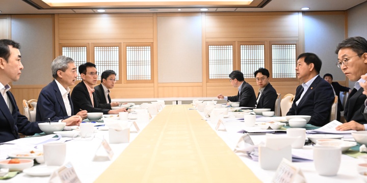 구윤철 부총리 겸 재정경제부 장관이 8일 서울 종로구 정부서울청사에서 열린 시장상황 점검회의를 주재하고 있다. 2026.7.8 (ⓒ뉴스1, 재정경제부 제공, 무단 전재-재배포 금지)