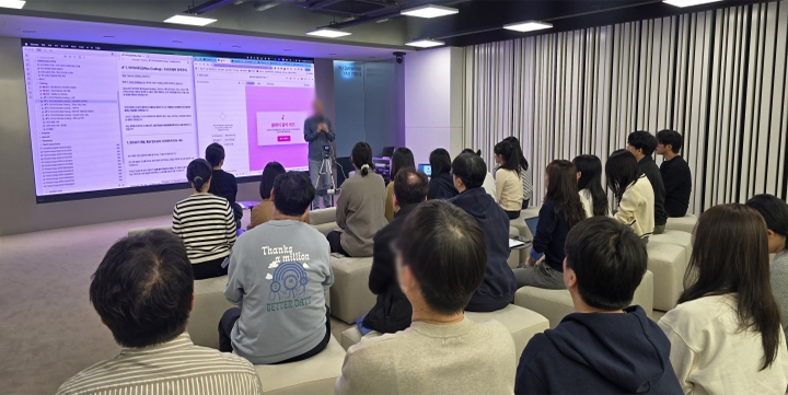 유비온 직원들이 러닝데이(Learning Day)에서 AI 활용 사례와 업무 자동화 노하우를 공유하고 있다. 개인의 AI 활용 경험을 조직 전체의 자산으로 확산시키는 유비온만의 조직문화다. (유비온 제공)