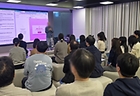 유비온 직원들이 '러닝데이(Learning Day)'에서 AI 활용 사례와 업무 자동화 노하우를 공유하고 있다. 개인의 AI 활용 경험을 조직 전체의 자산으로 확산시키는 유비온만의 조직문화다. (사진=유비온 제공)