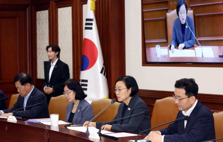한성숙 국무총리가 9일 오전 서울 종로구 세종대로 정부서울청사에서 열린 국가정책조정회의에서 모두 발언을 하고 있다. 이날 참석자들은 AI 민주정부 실현전략(안), 산업전환 고용안정 기본계획 등을 논의했다. 2026.7.9 (ⓒ뉴스1, 무단 전재-재배포 금지)