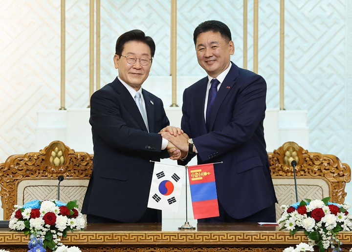 이재명 대통령과 오흐나 후렐수흐 몽골 대통령이 9일(현지시간) 몽골 울란바타르 정부청사에서 열린 공동언론발표를 마친 후 악수하고 있다. 2026.7.9(ⓒ뉴스1, 무단 전재-재배포 금지)