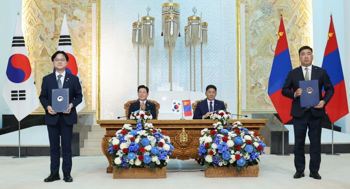 김정관 산업통상부 장관과 차강후 이데르바트 몽골 식량농업경공업부 장관이 9일(현지시간) 울란바타르 정부청사에서 이재명 대통령과 오흐나 후렐수흐 몽골 대통령이 임석한 가운데 유통·물류 협력을 위한 양해각서(MOU)를 체결한 뒤 기념촬영을 하고 있다. 2026.7.9 (ⓒ뉴스1, 무단 전재-재배포 금지)